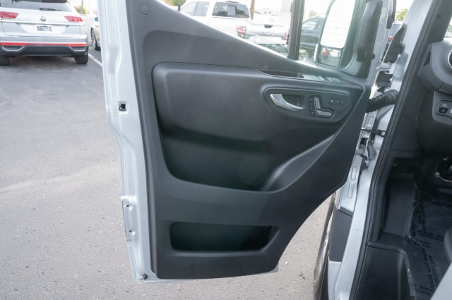 Vehicle image 14 of 22