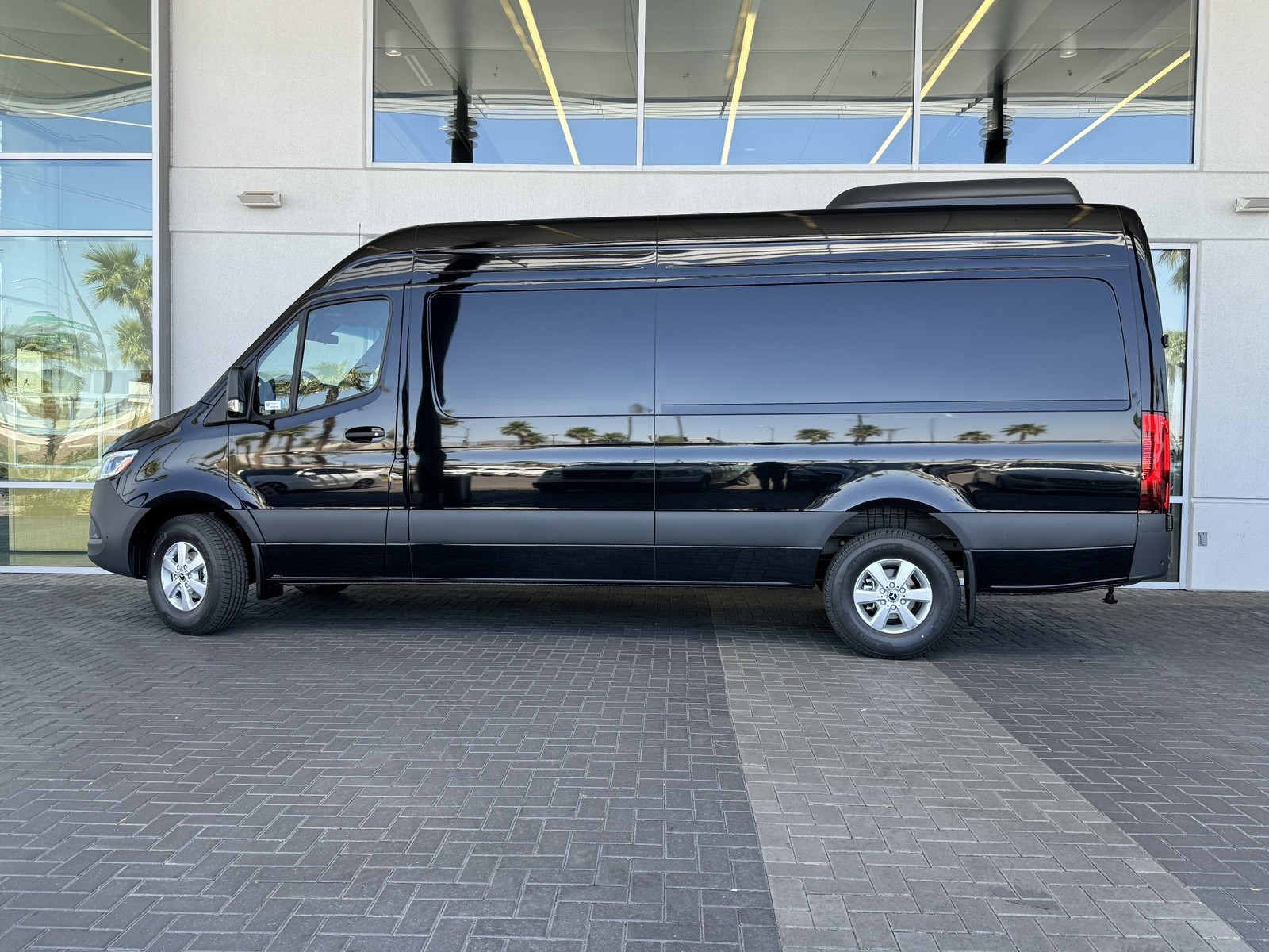 Vehicle image 4 of 28