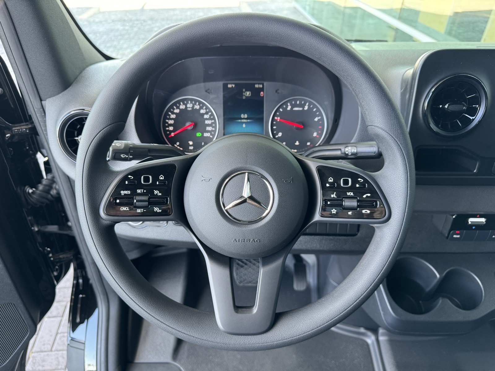 Vehicle image 23 of 28