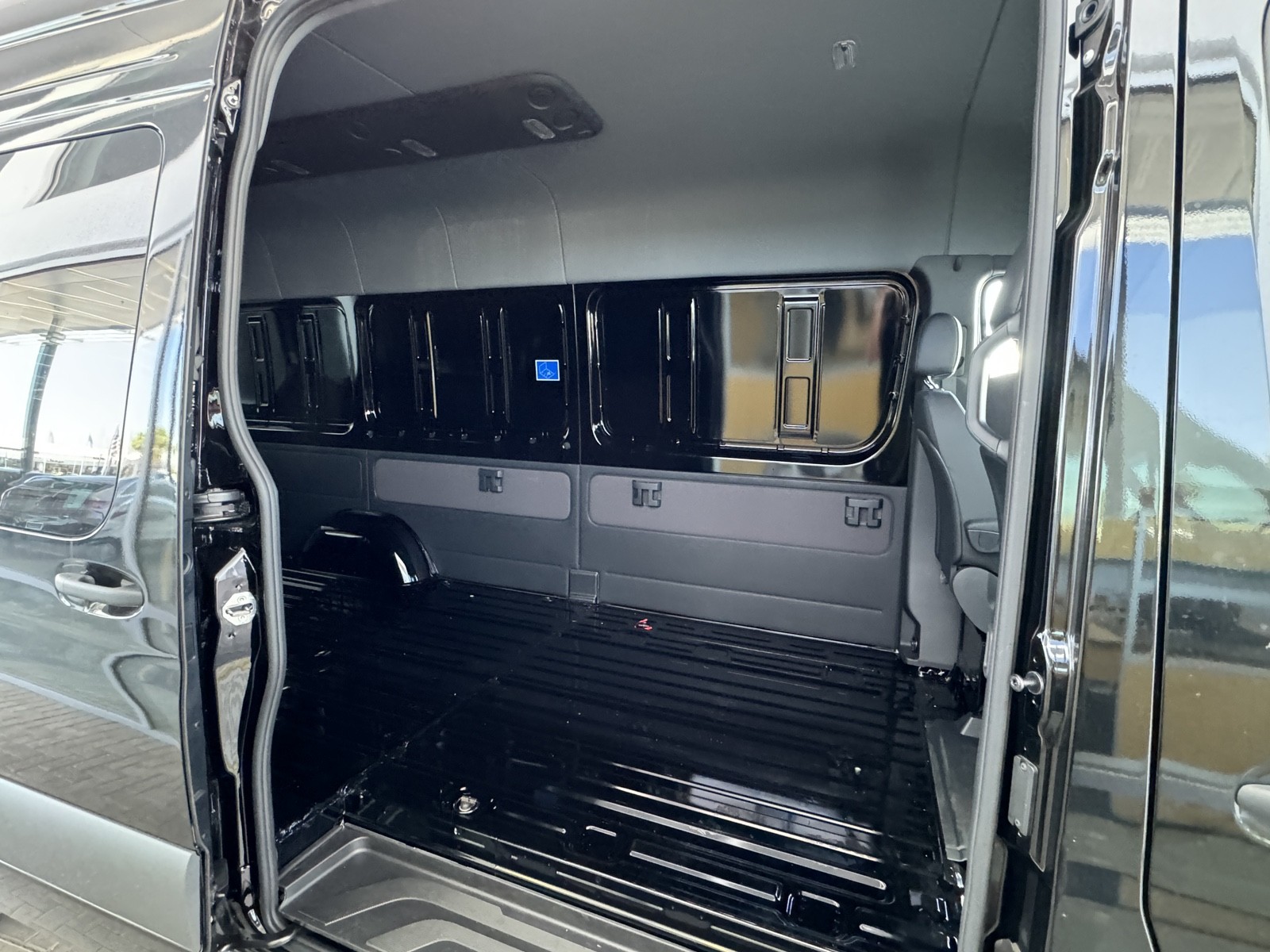 Vehicle image 11 of 28