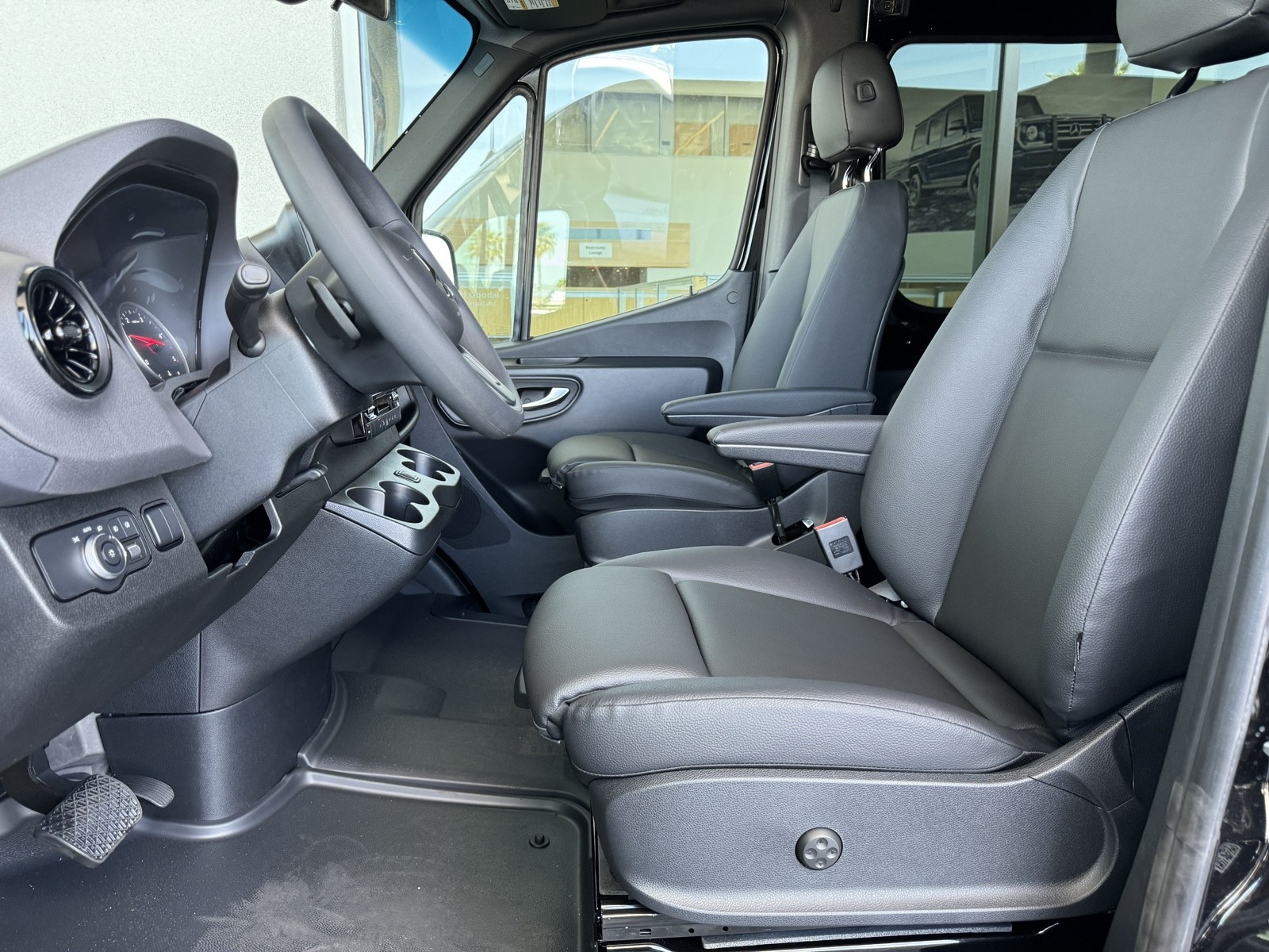 Vehicle image 22 of 28