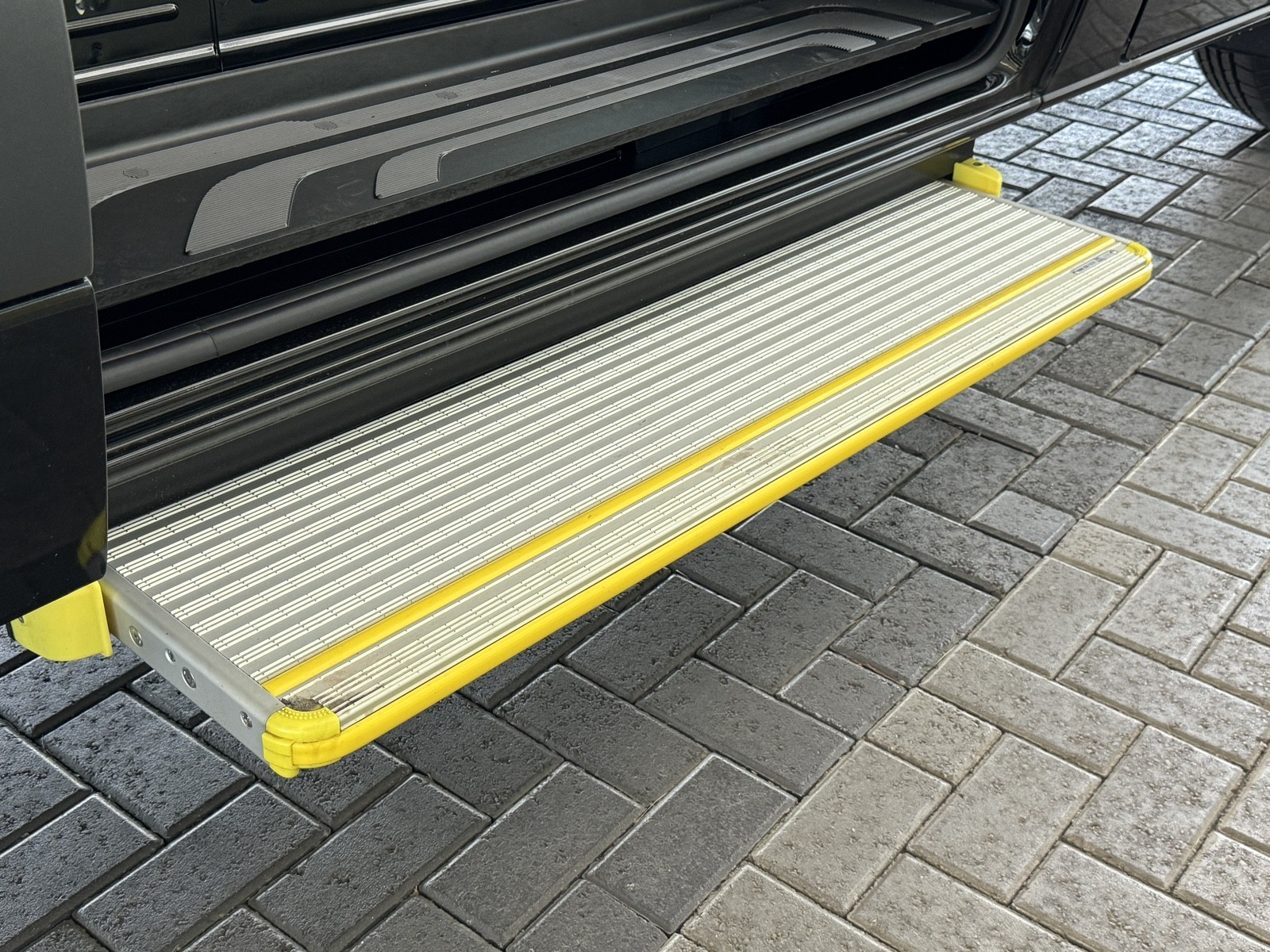 Vehicle image 14 of 28