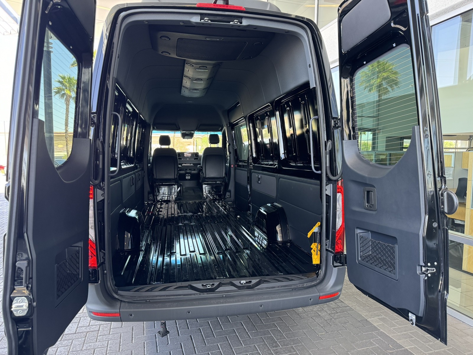 Vehicle image 17 of 28