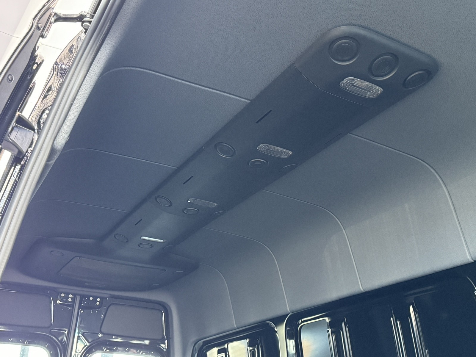 Vehicle image 13 of 28