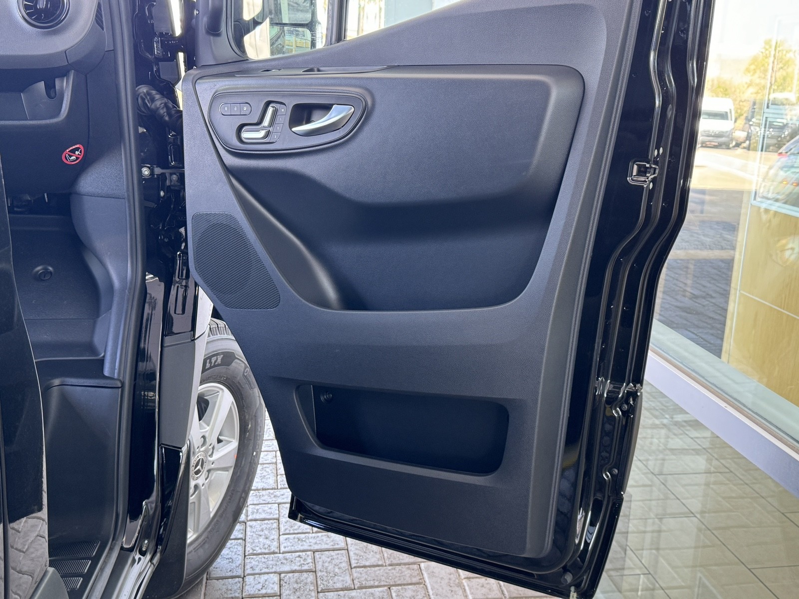 Vehicle image 27 of 28