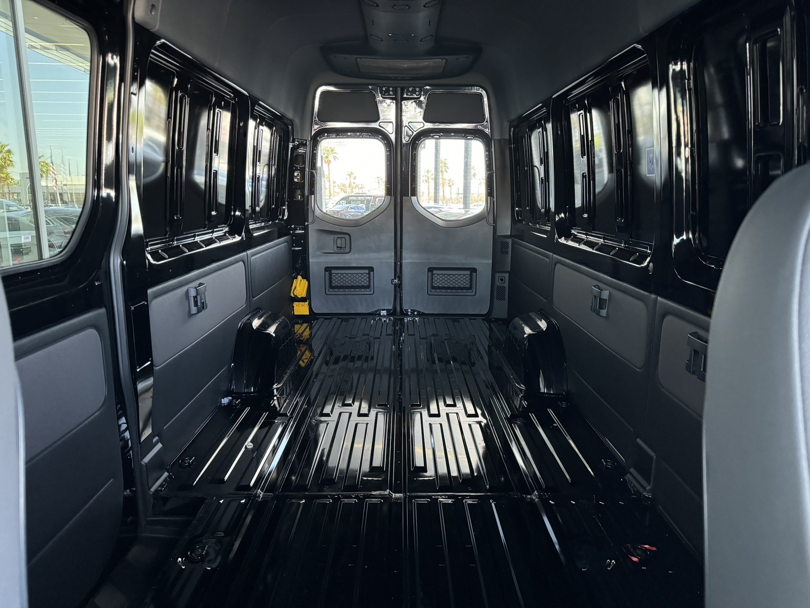 Vehicle image 15 of 28