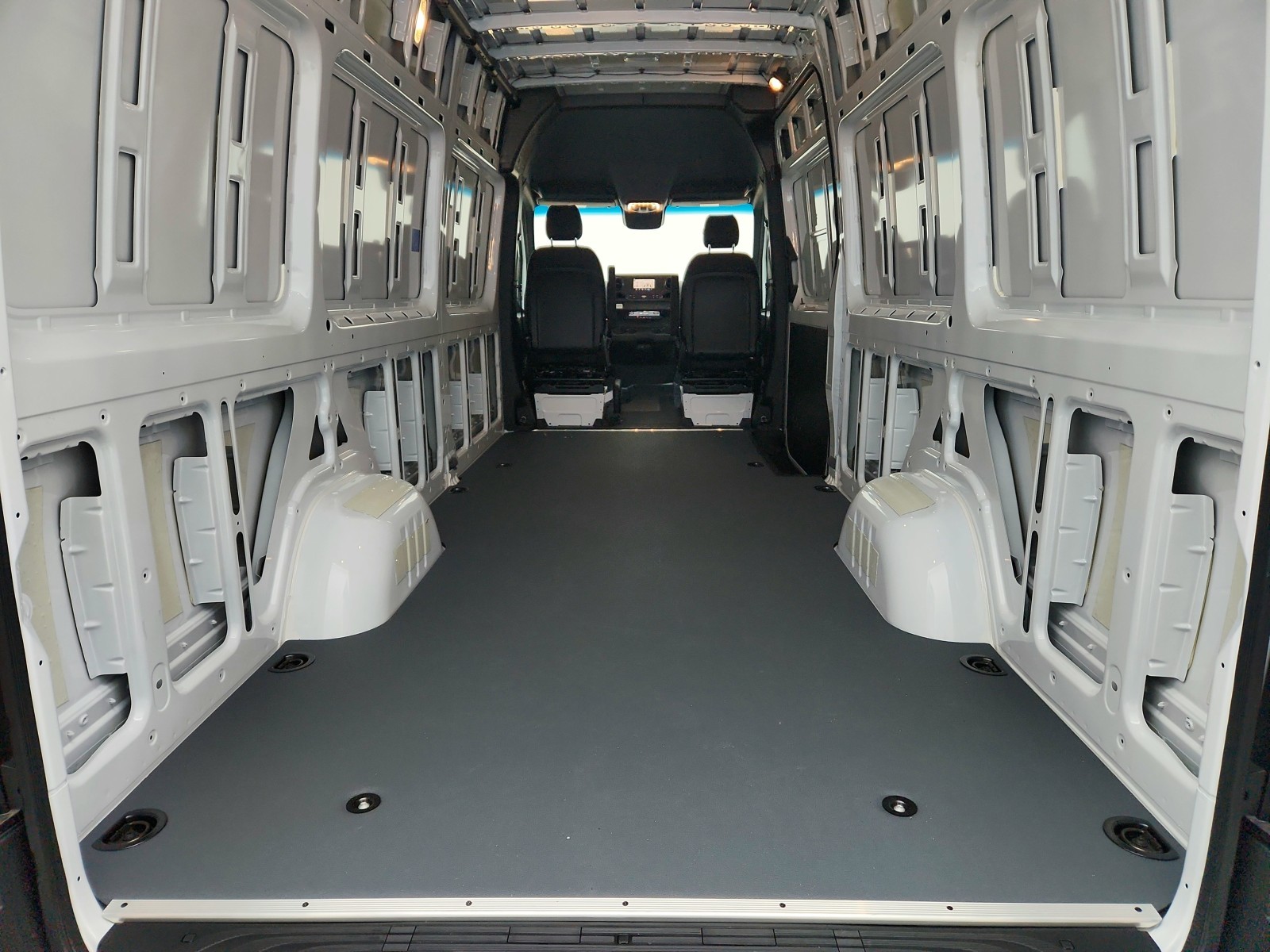 Vehicle image 14 of 19