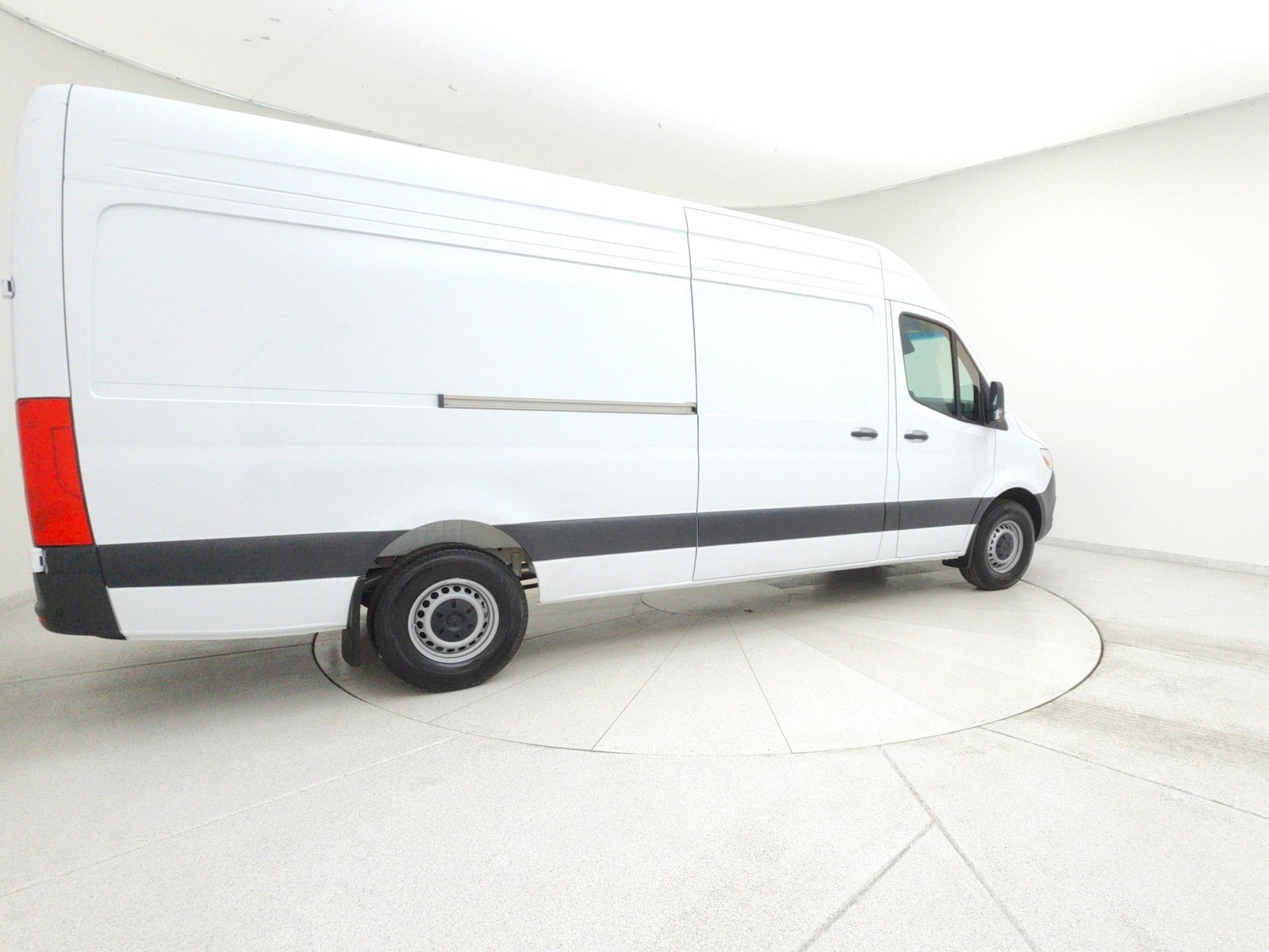 Vehicle image 4 of 19