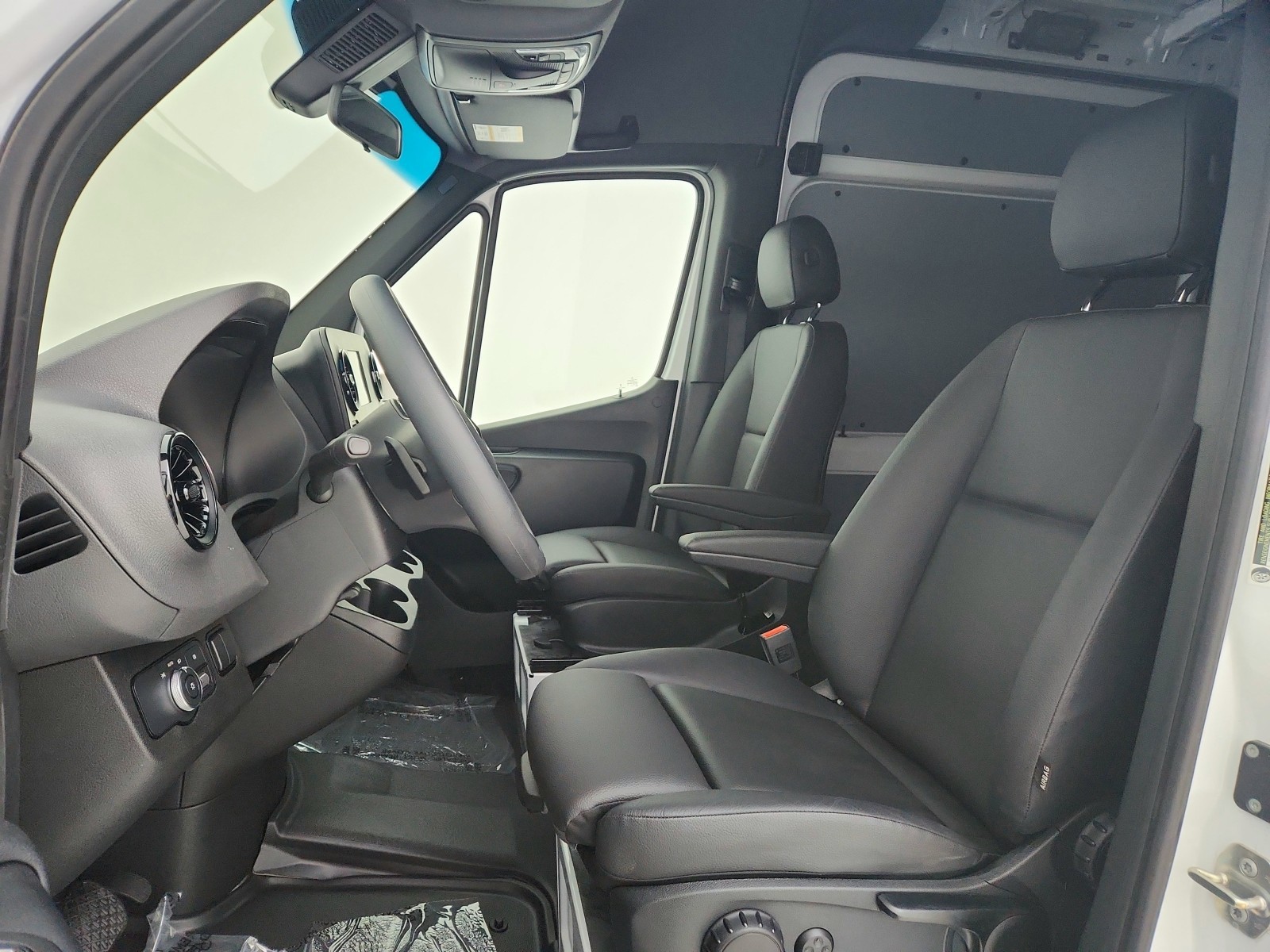 Vehicle image 10 of 19