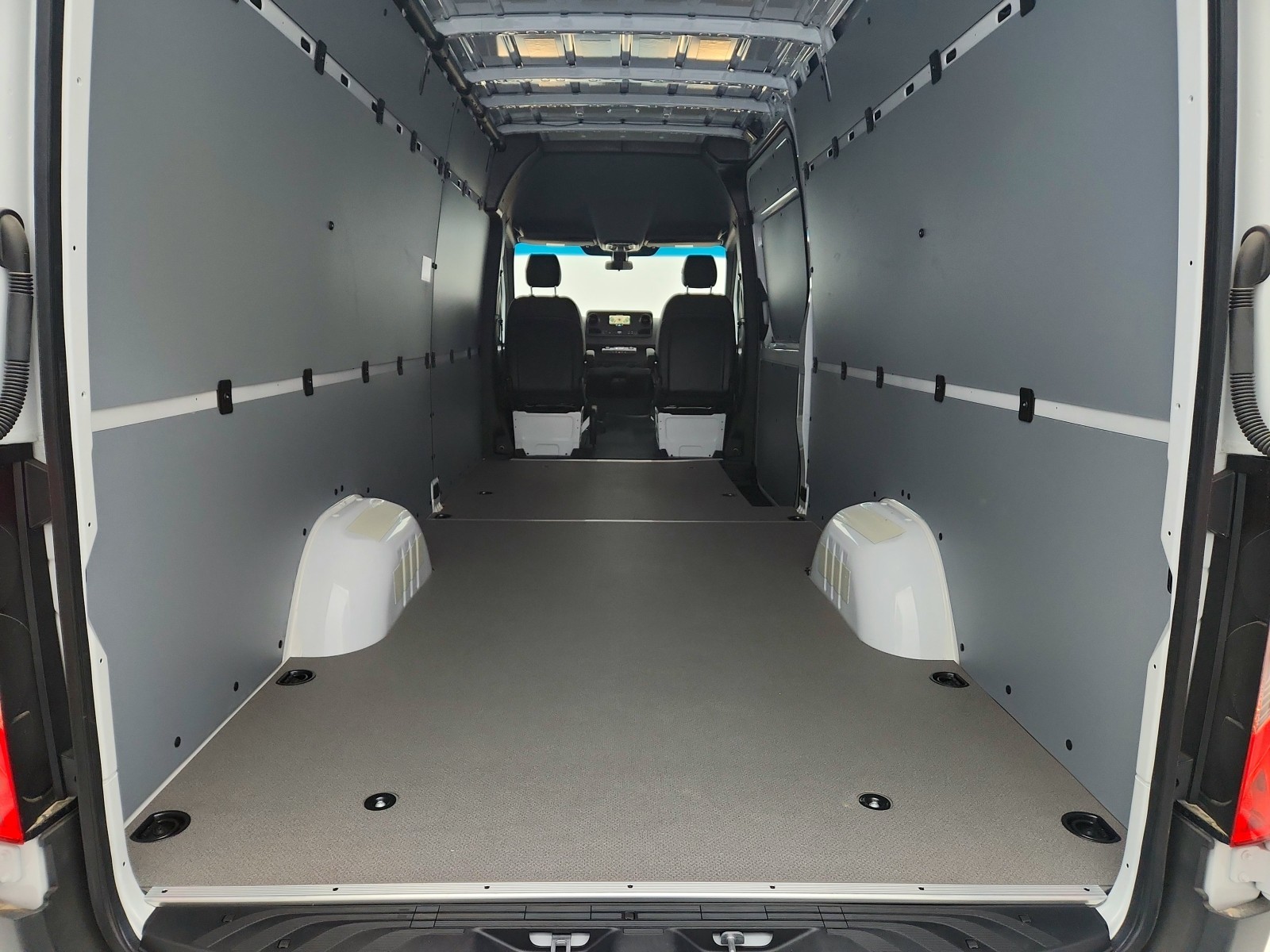 Vehicle image 14 of 19