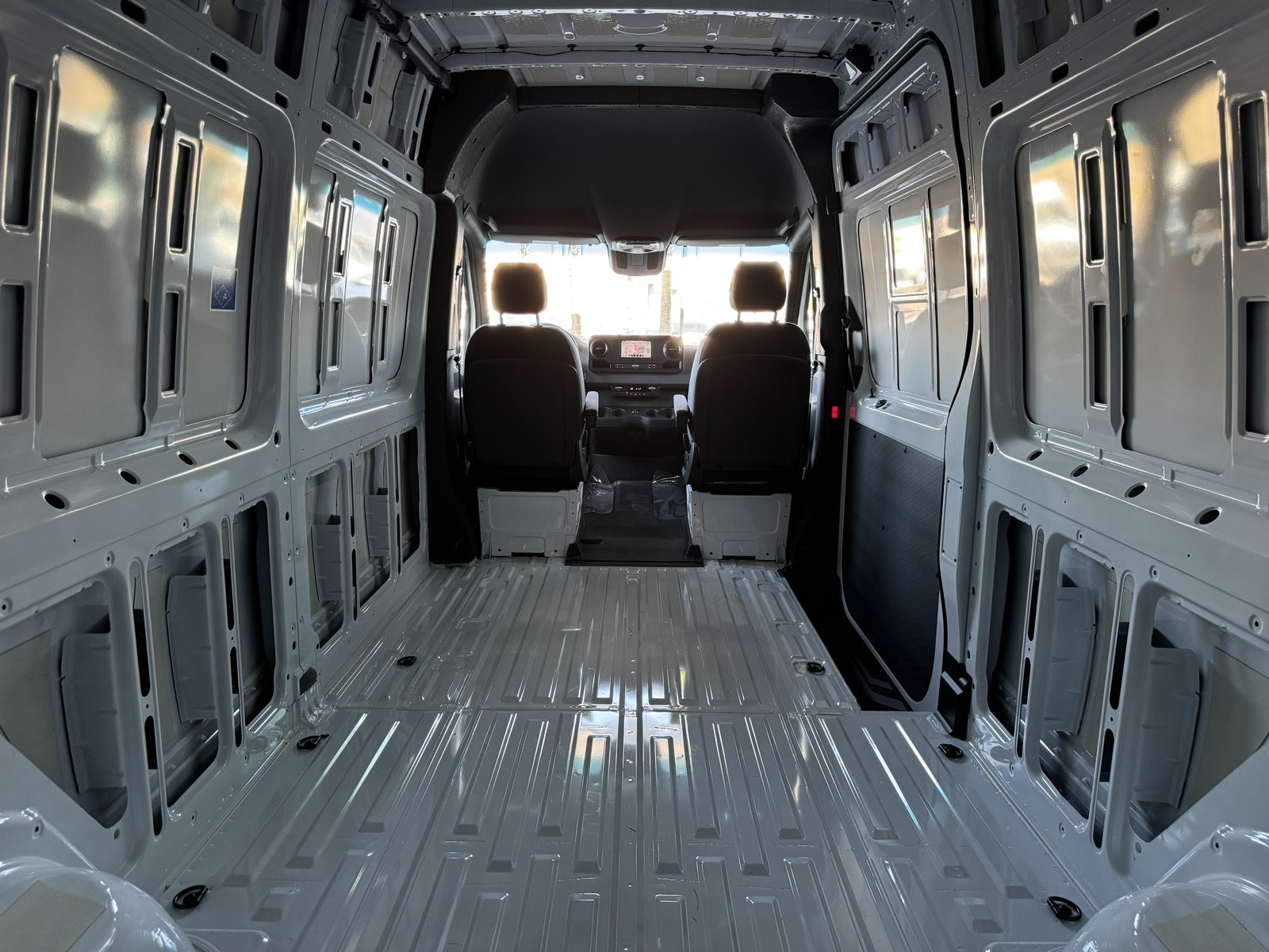 Vehicle image 15 of 28