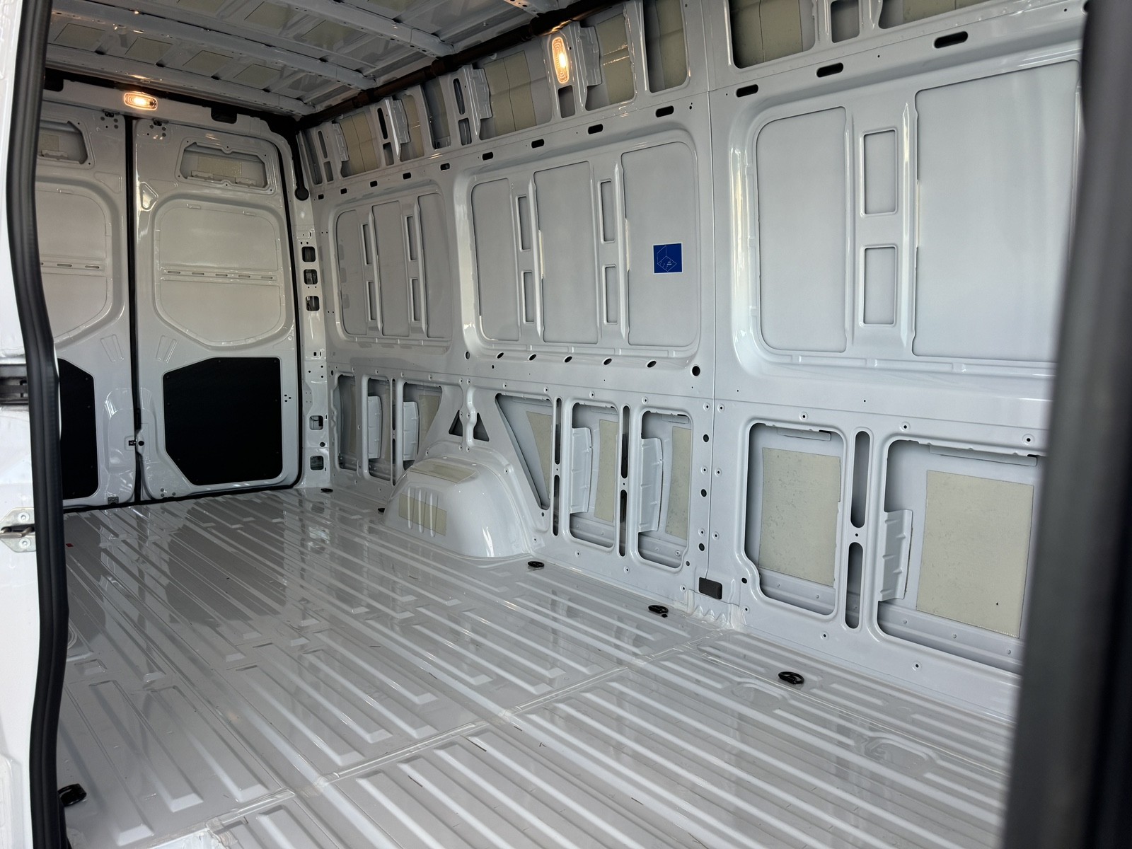 Vehicle image 13 of 28