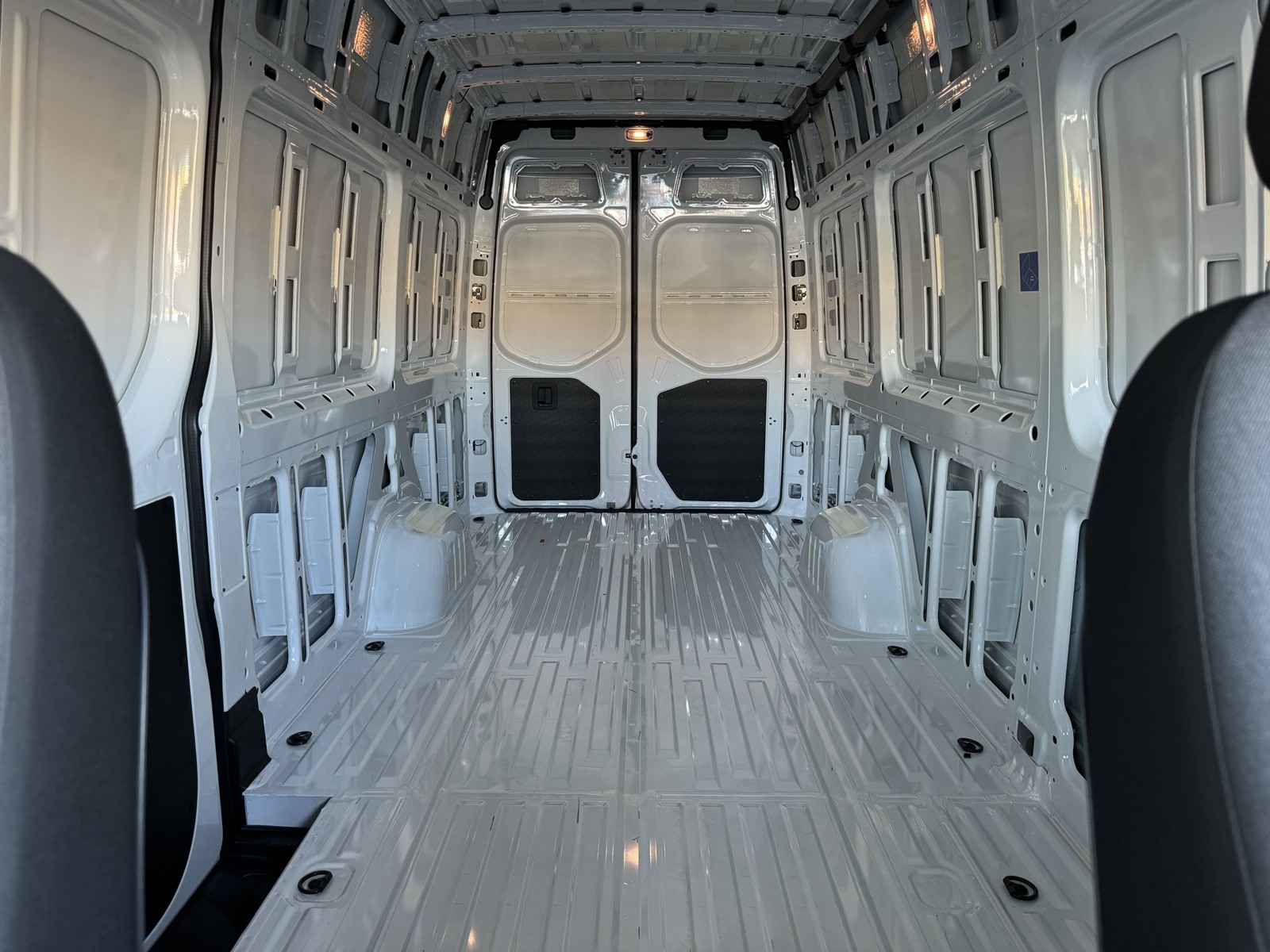 Vehicle image 14 of 28