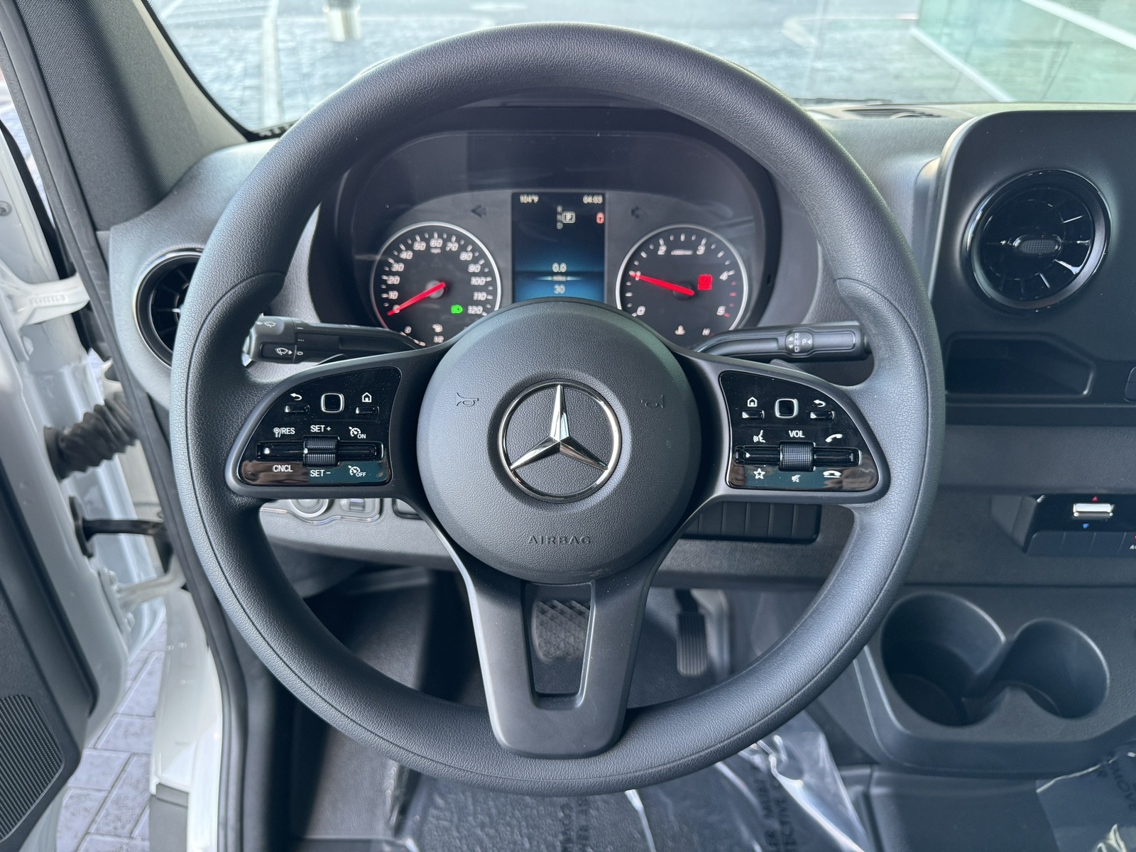 Vehicle image 25 of 28