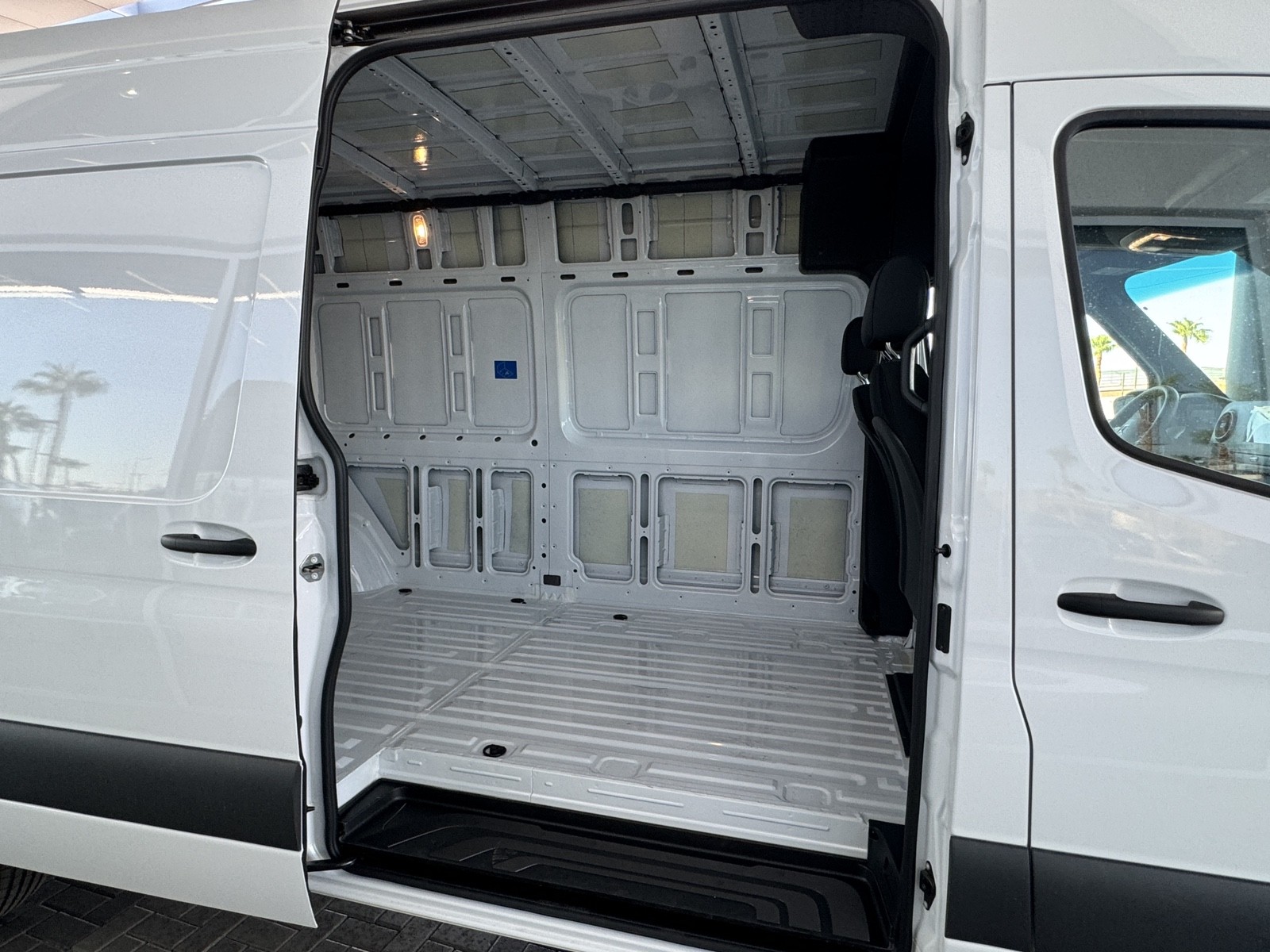 Vehicle image 11 of 28