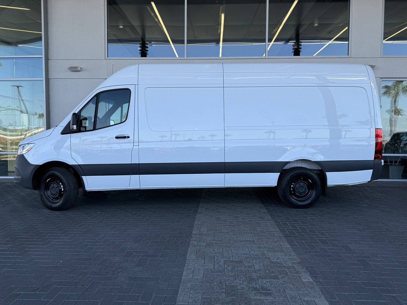Vehicle image 4 of 28