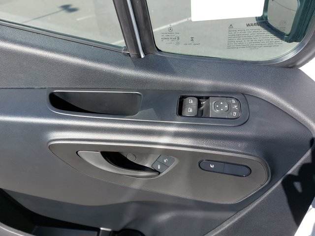 Vehicle image 26 of 33