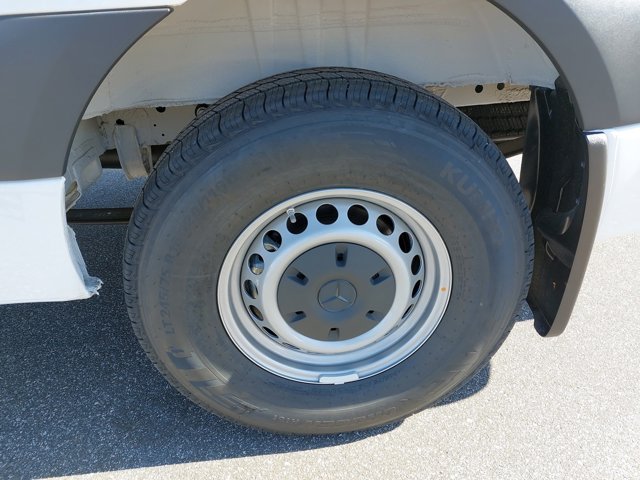 Vehicle image 31 of 33
