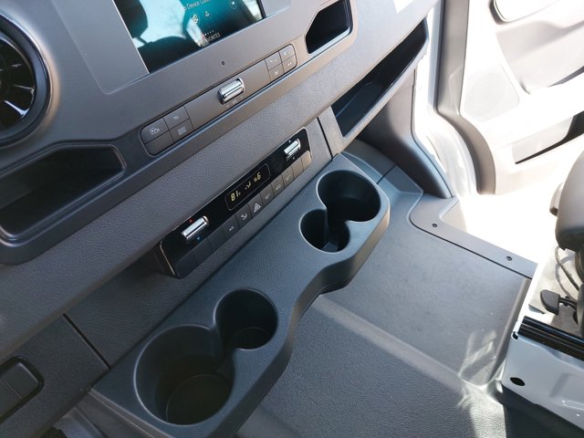 Vehicle image 24 of 33