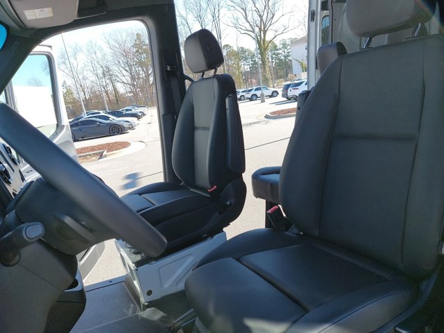 Vehicle image 15 of 33