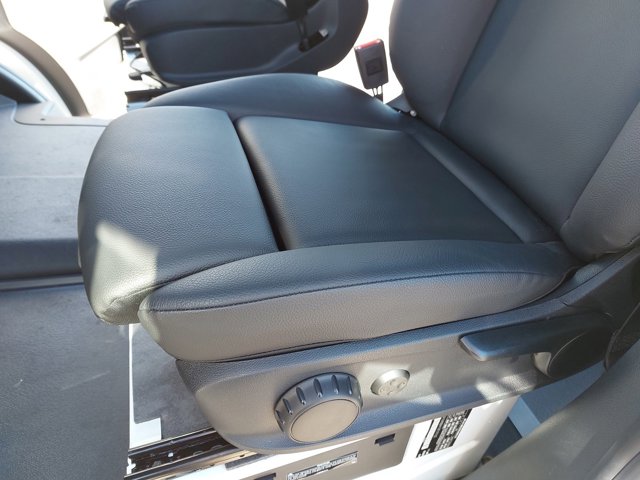 Vehicle image 27 of 33
