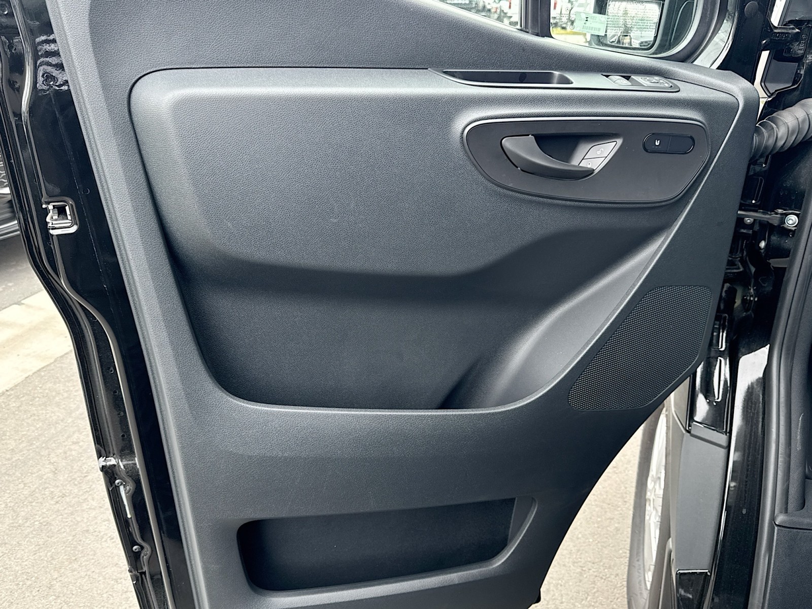 Vehicle image 16 of 27