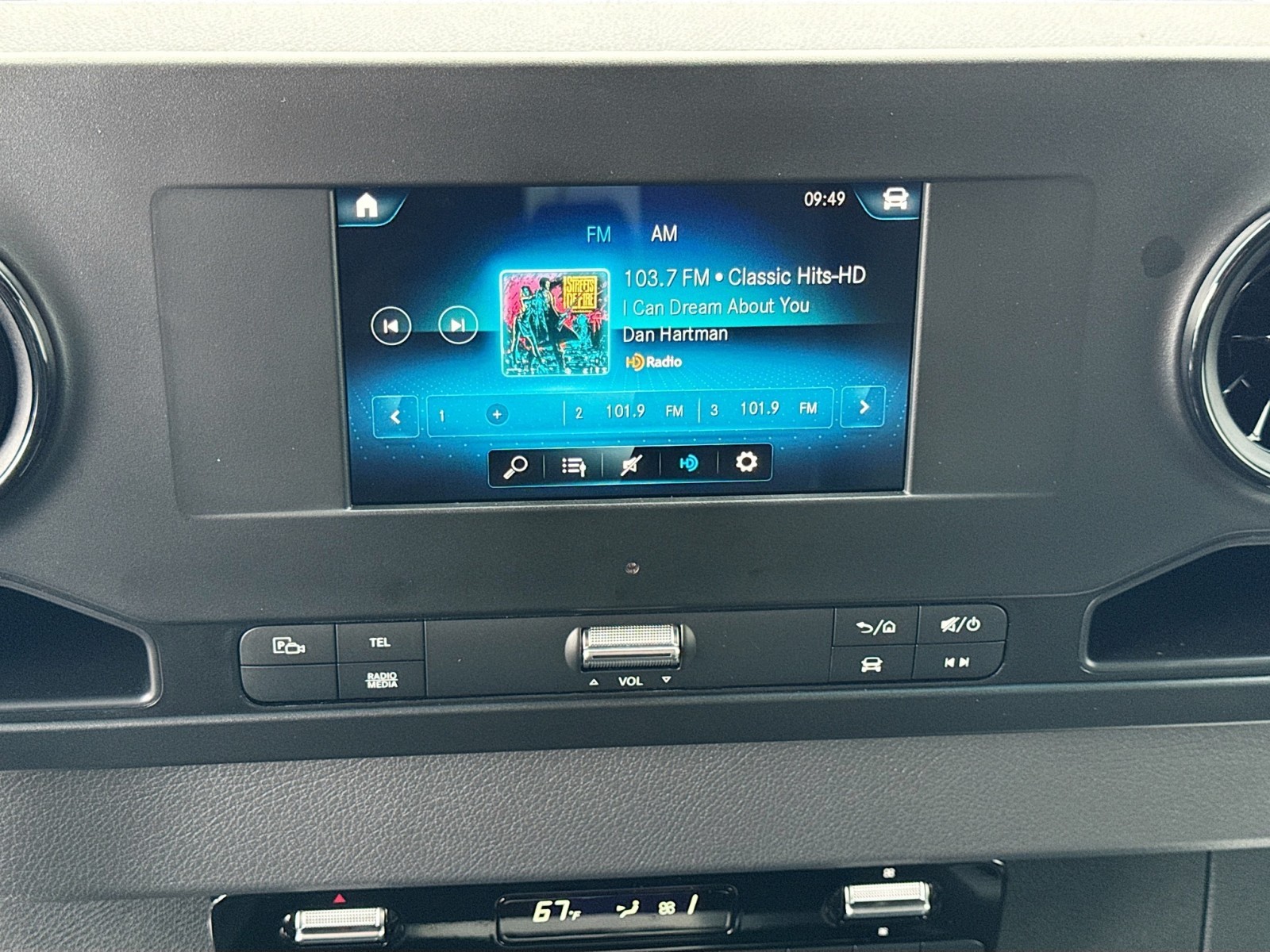 Vehicle image 14 of 27