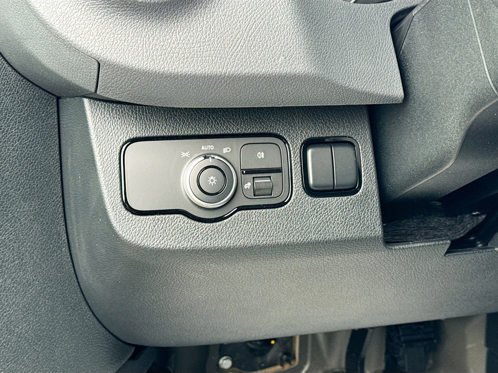 Vehicle image 10 of 27