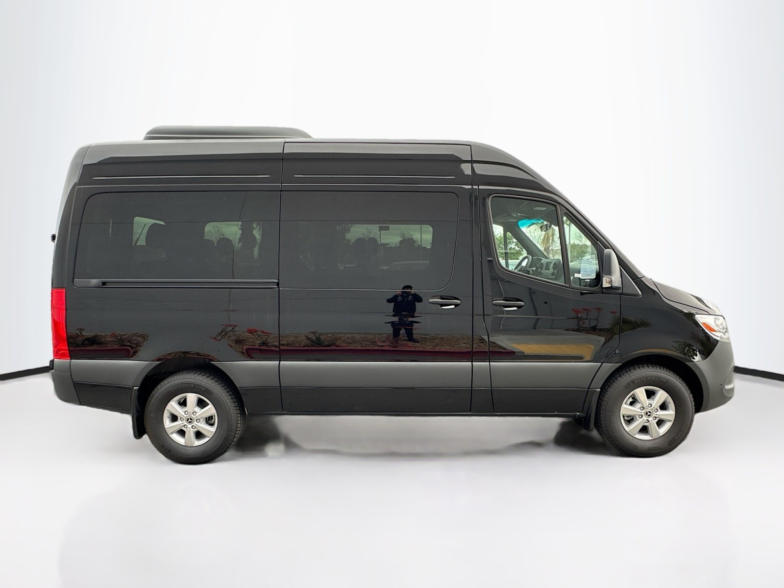 Vehicle image 4 of 27