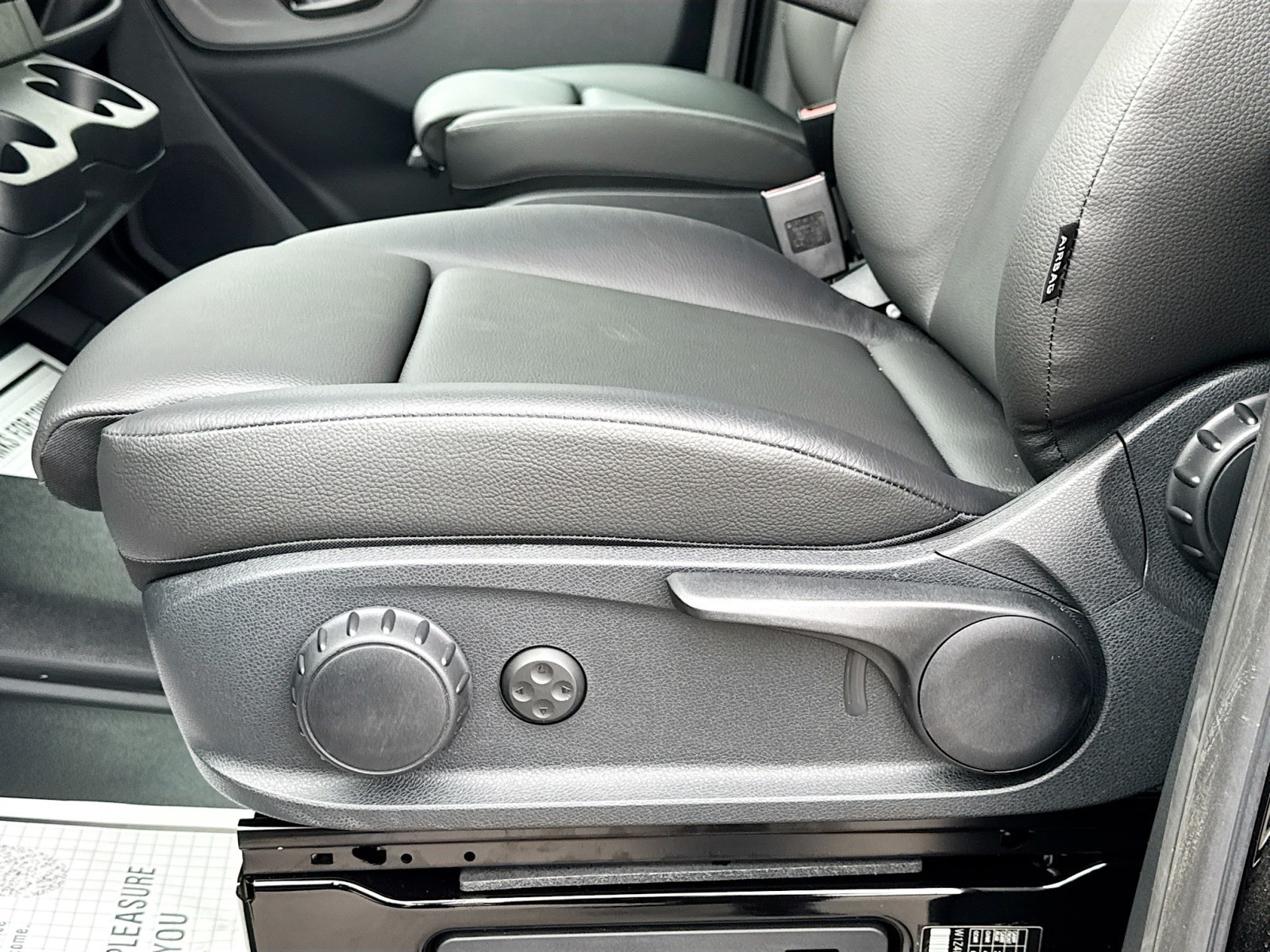 Vehicle image 17 of 27