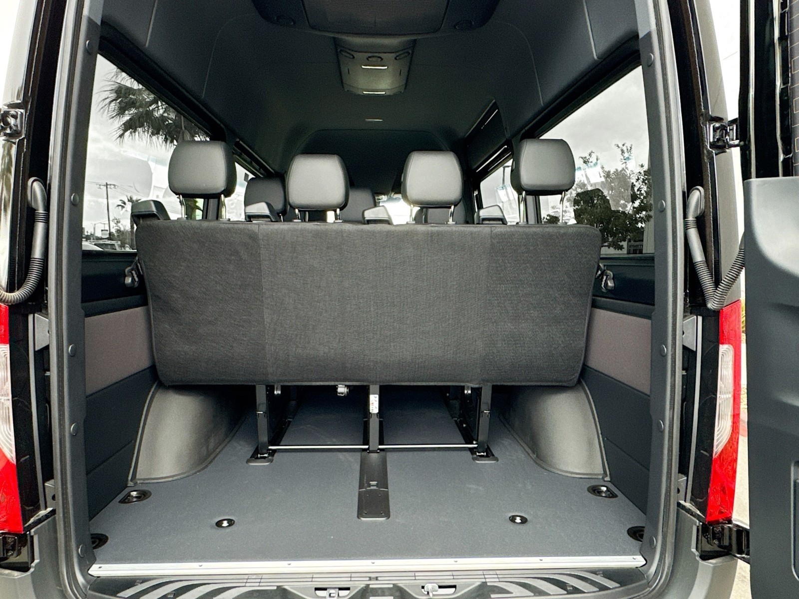 Vehicle image 21 of 27