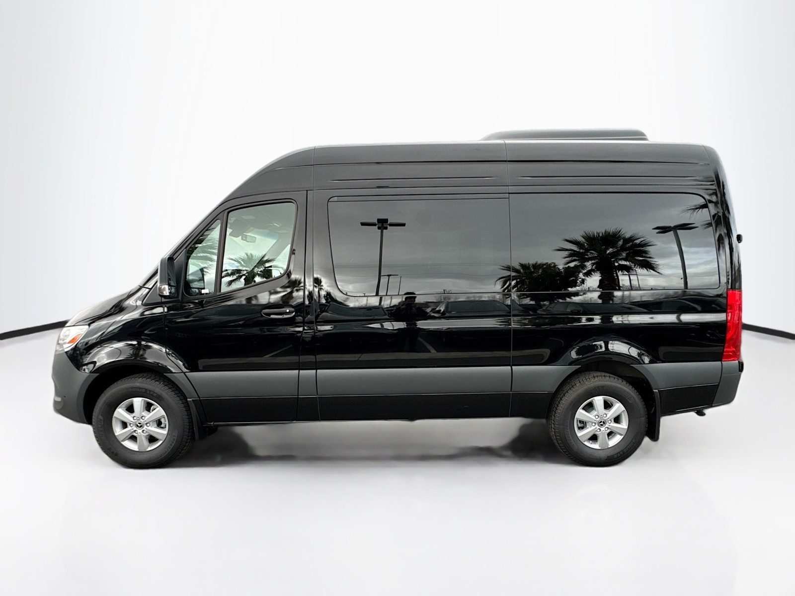 Vehicle image 7 of 27