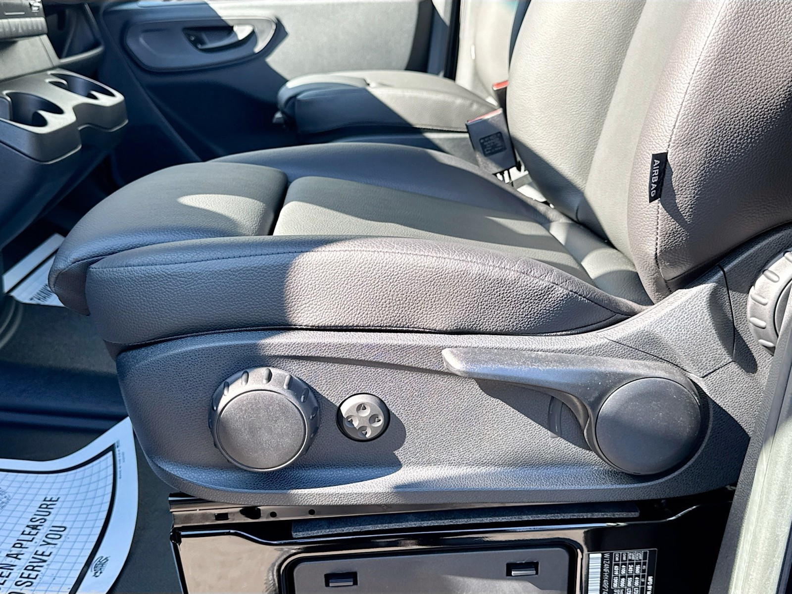 Vehicle image 17 of 28