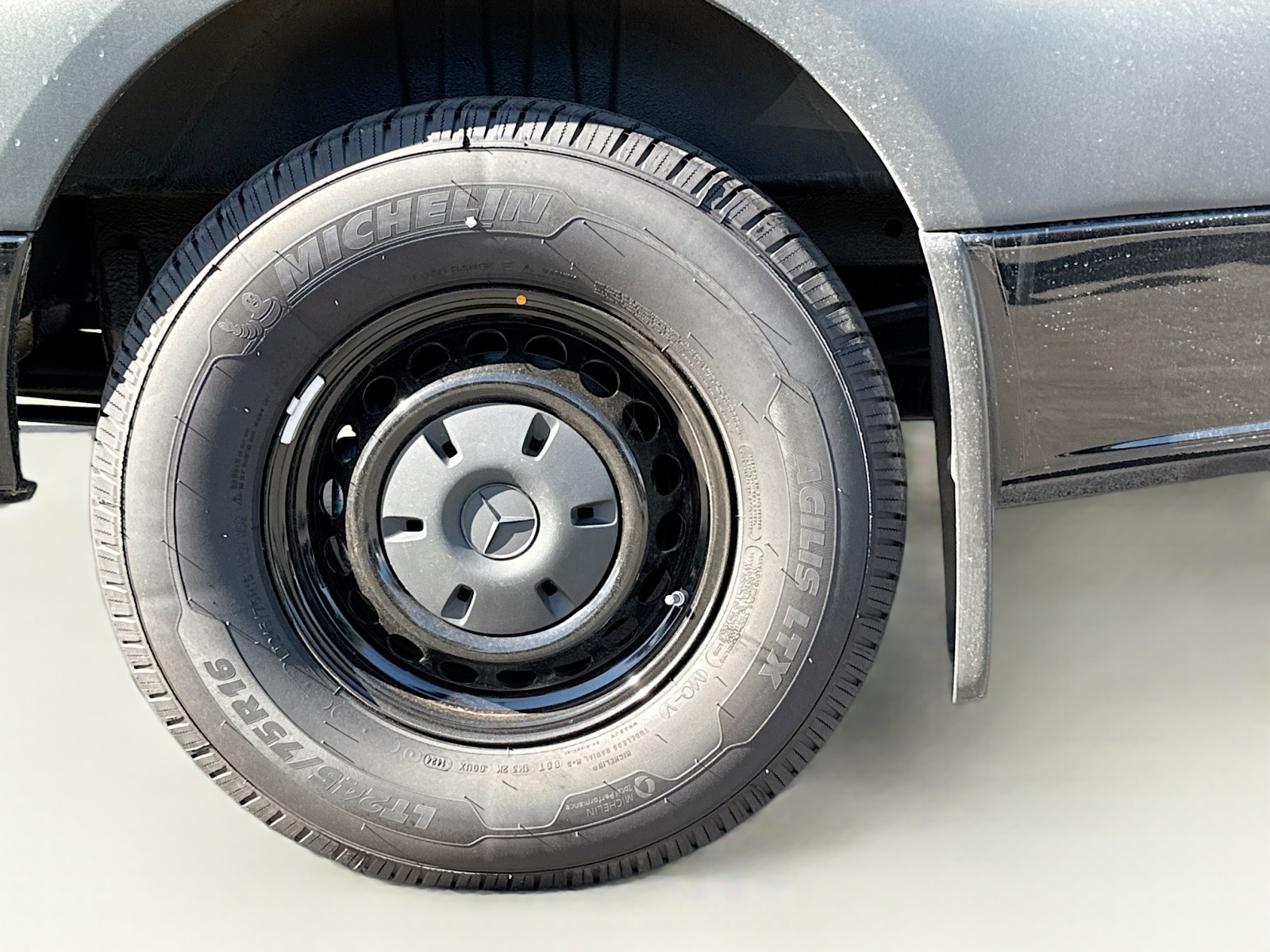 Vehicle image 27 of 28