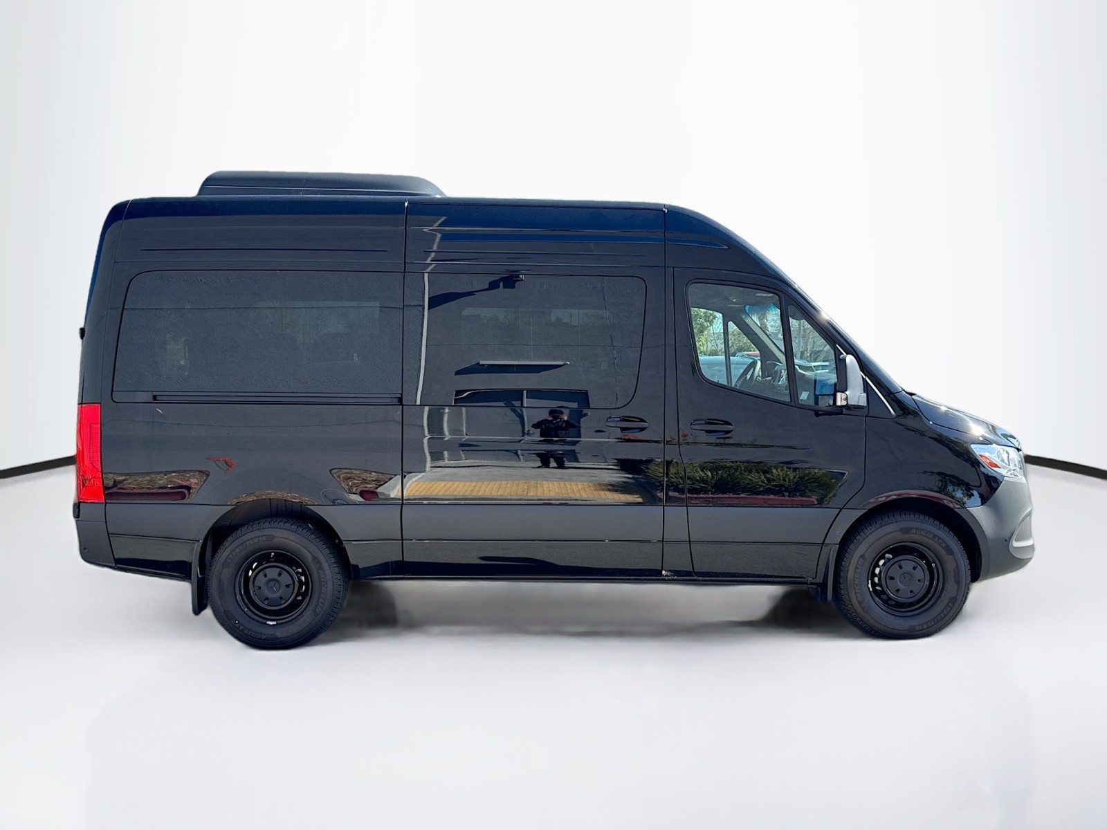 Vehicle image 4 of 28