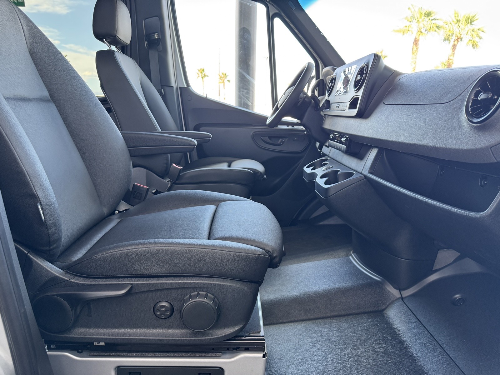 Vehicle image 10 of 28