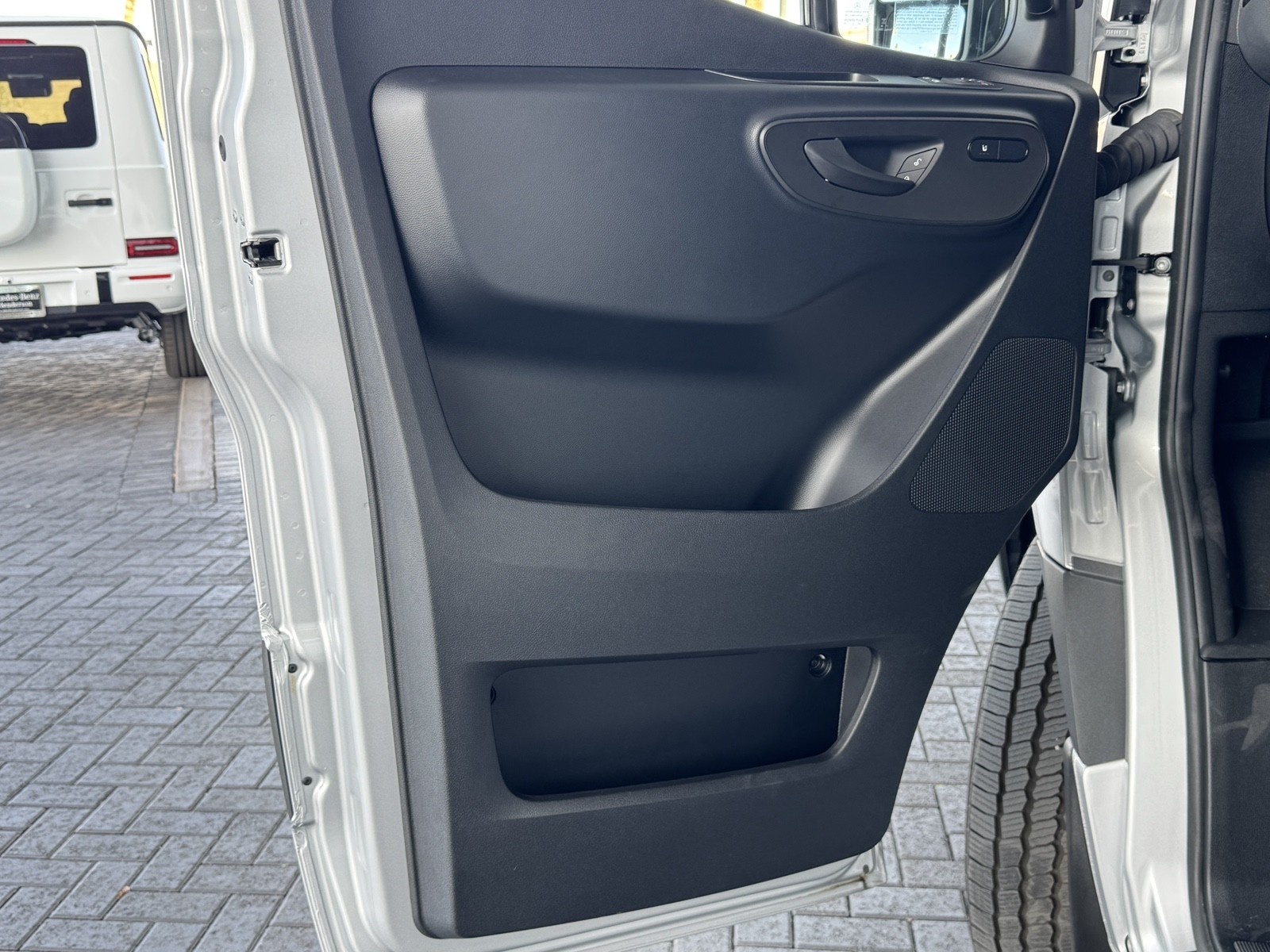 Vehicle image 27 of 28