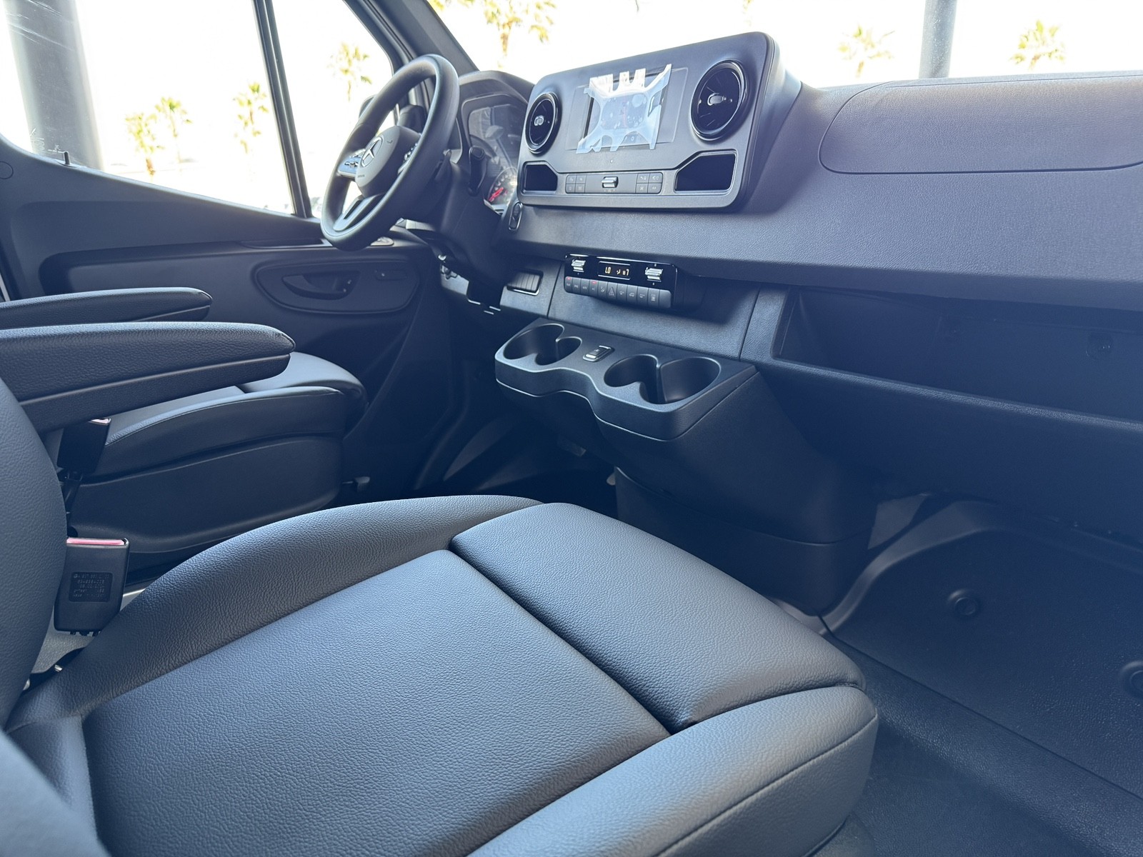 Vehicle image 21 of 28