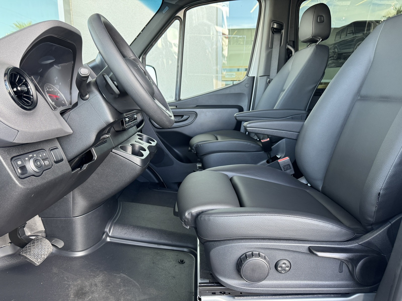 Vehicle image 22 of 28