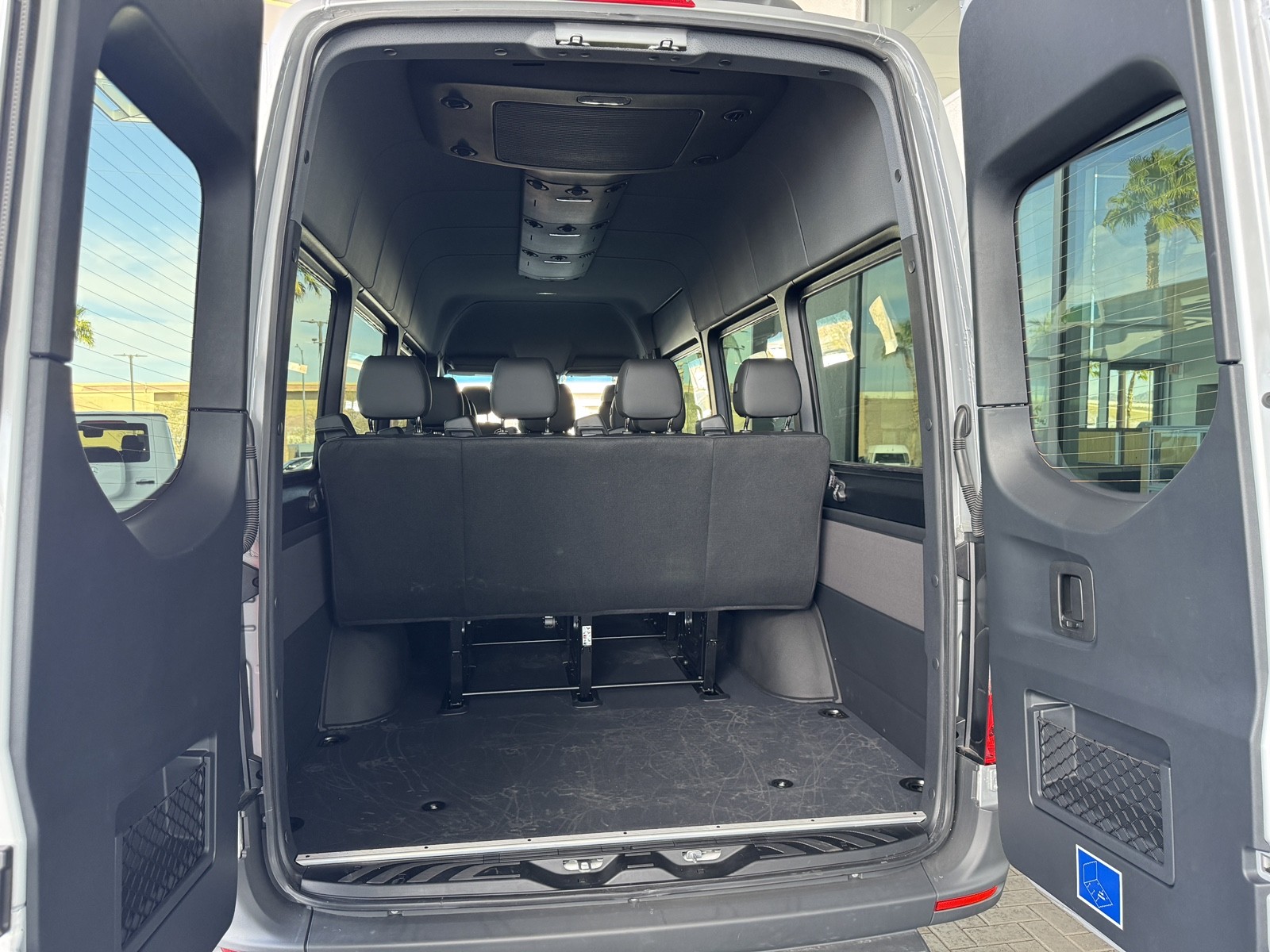 Vehicle image 17 of 28