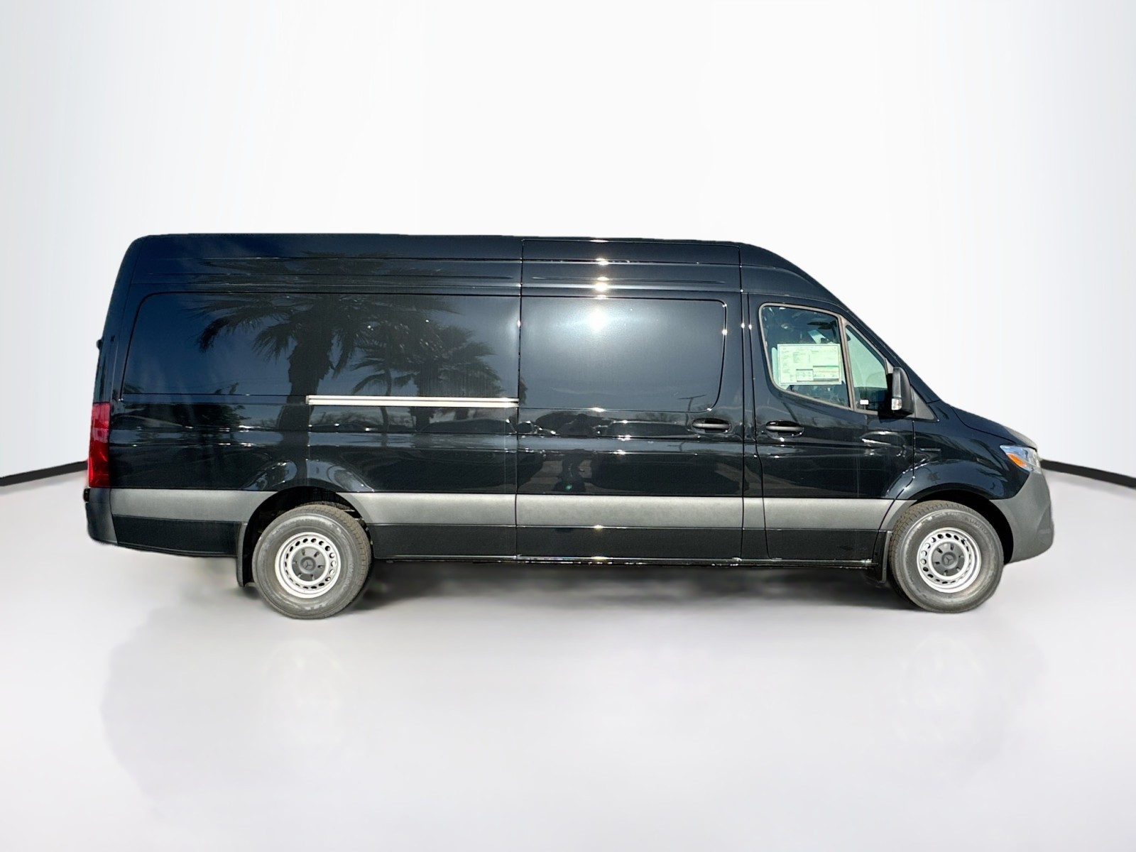 Vehicle image 4 of 25