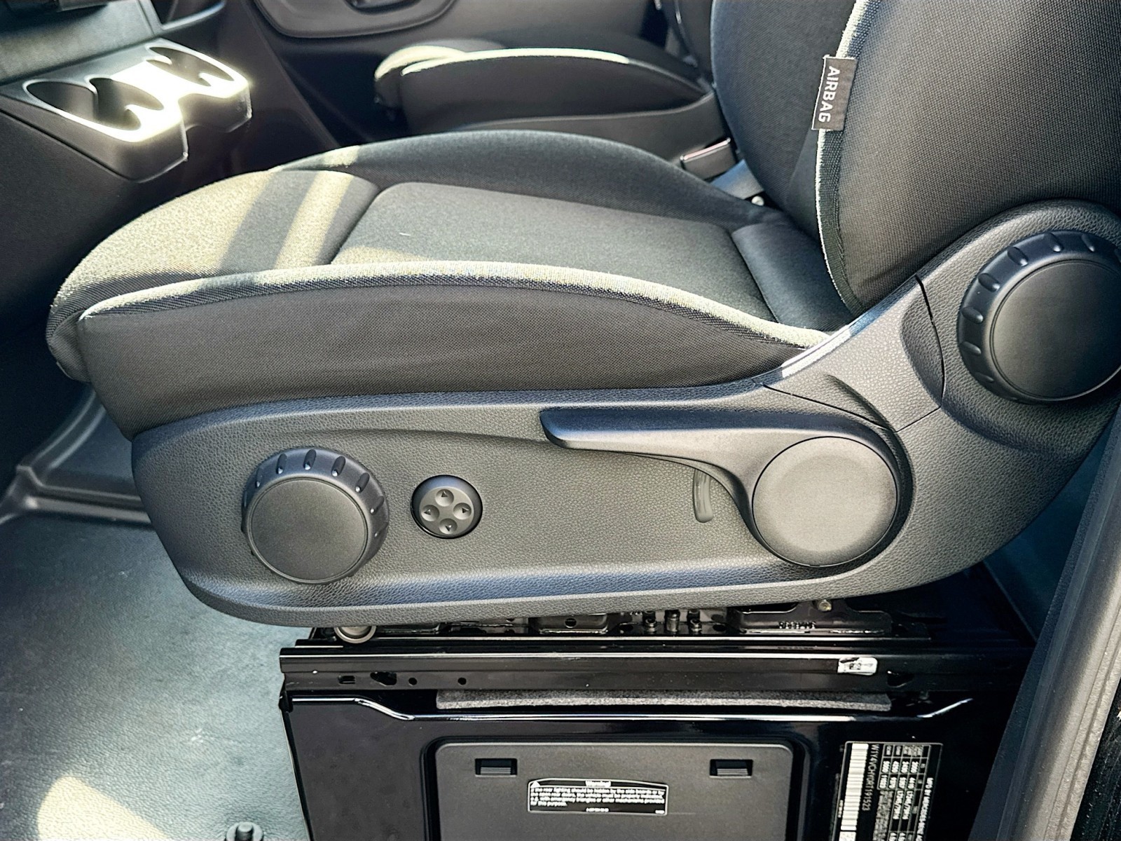 Vehicle image 19 of 25