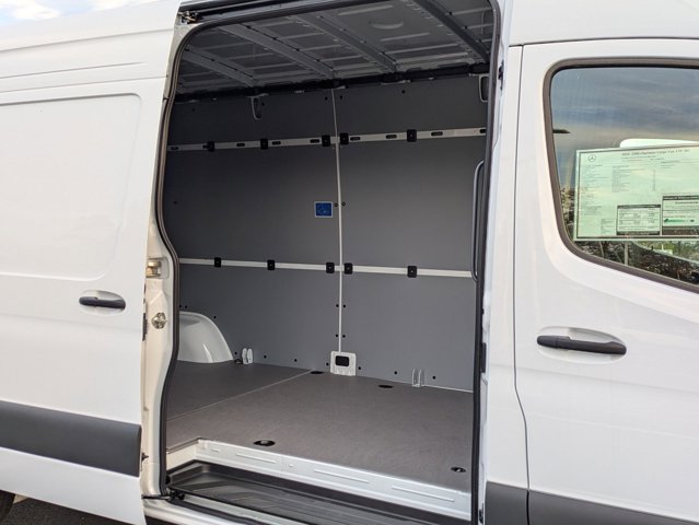 Vehicle image 28 of 33