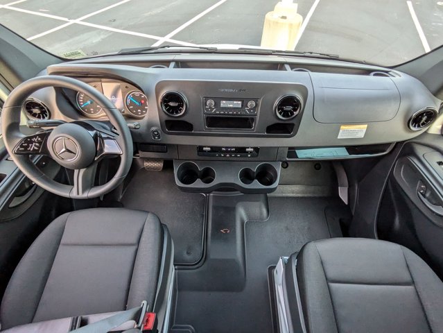 Vehicle image 27 of 33