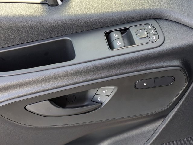Vehicle image 14 of 33