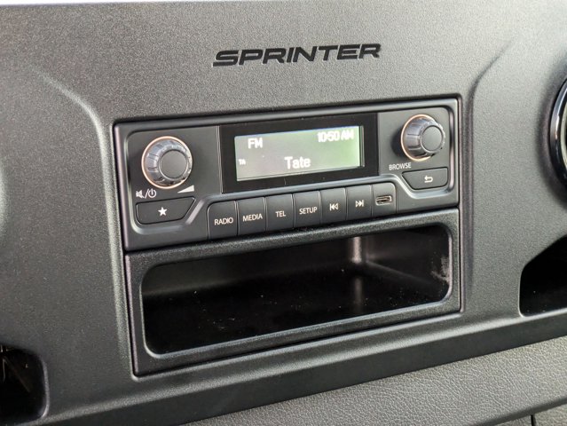 Vehicle image 21 of 33