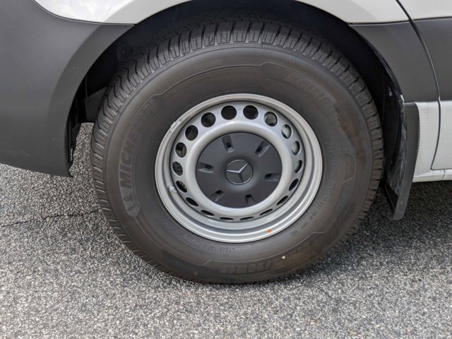 Vehicle image 29 of 32