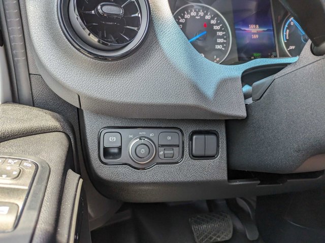 Vehicle image 15 of 32