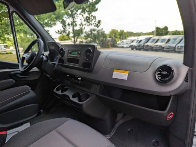 Vehicle image 24 of 32
