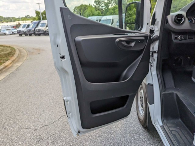 Vehicle image 17 of 32